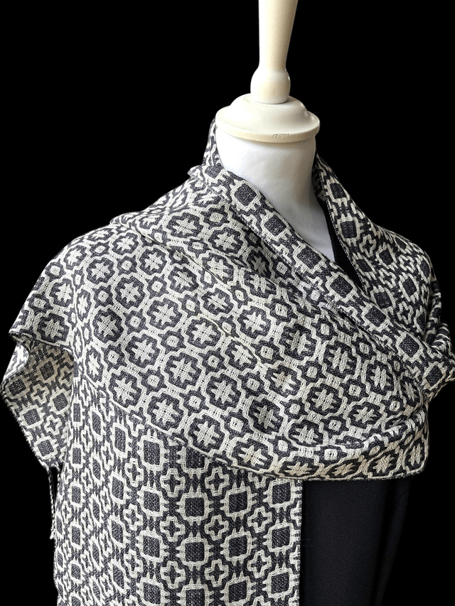 Noir & Blanc : Echarpe 100% soie tisser à la main / 100% silk scarf, handwoven