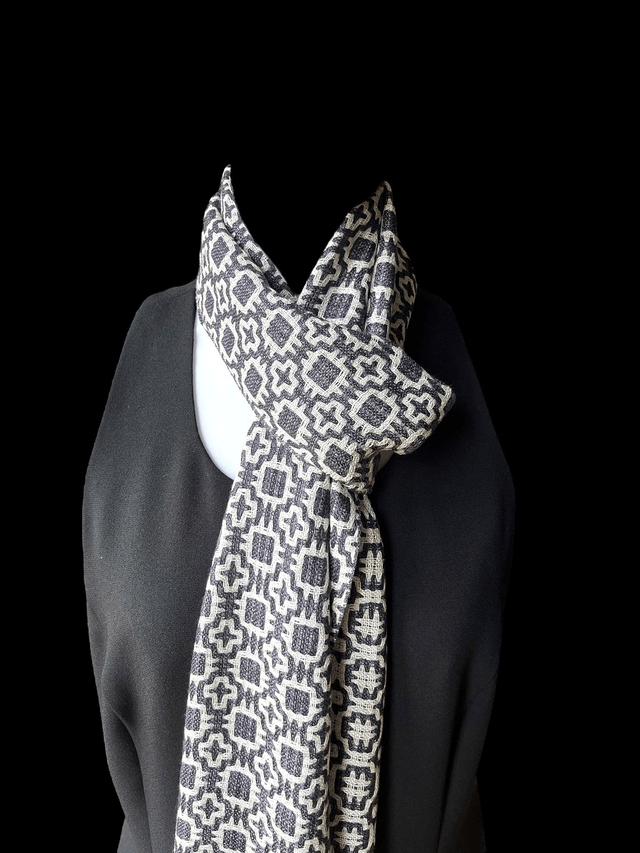 Noir & Blanc : Echarpe 100% soie tisser à la main / 100% silk scarf, handwoven