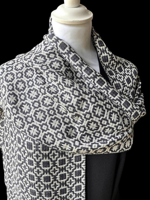 Noir & Blanc : Echarpe 100% soie tisser à la main / 100% silk scarf, handwoven