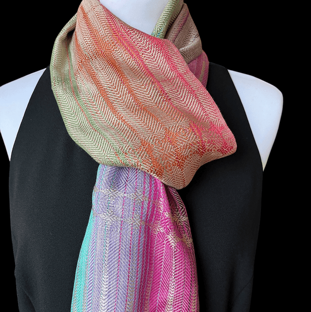 Raindrops &amp; Rainbows : 100% soie, Echarpe tisser à la main / handwoven silk scarf